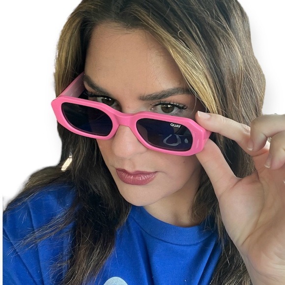 QUAY Hyped Up Sunglasses Polarized Pink Frame Smoke Lenses Retro NWT - Picture 7 of 15